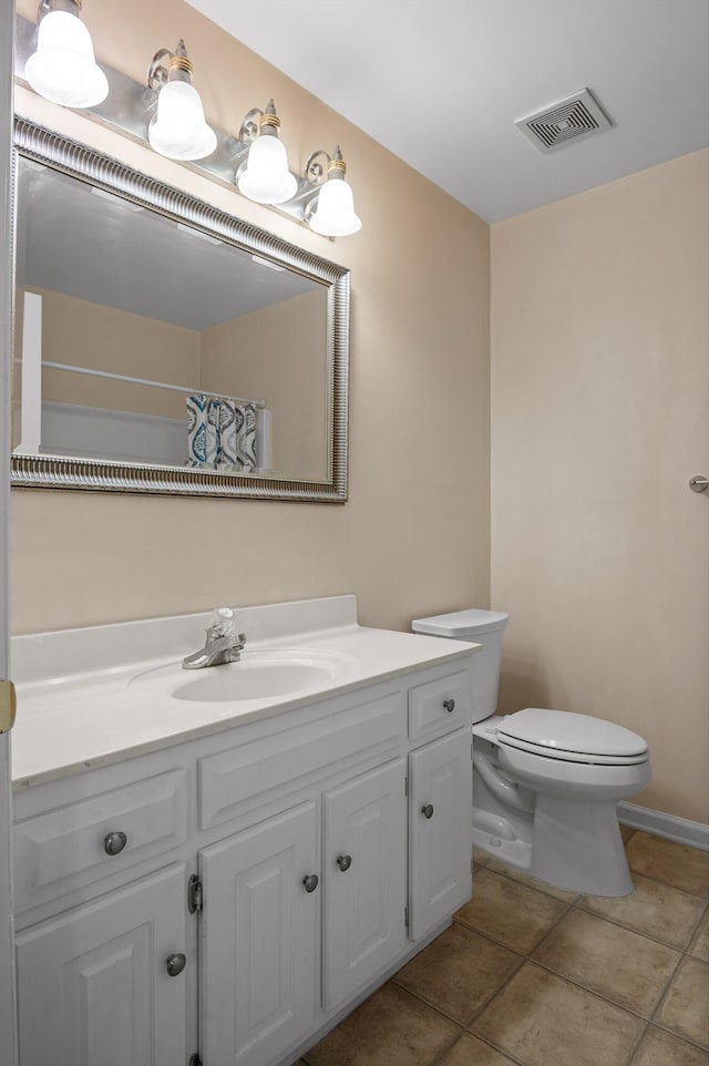 6585 Hickory Trace Cir, Chattanooga, TN 37421 - full bath featuring vanity, toilet, and a shower with shower curtain