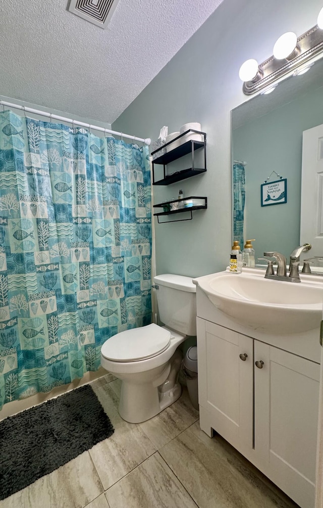 full bathroom featuring visible vents, toilet, vanity, a shower with shower curtain, and a textured ceiling
