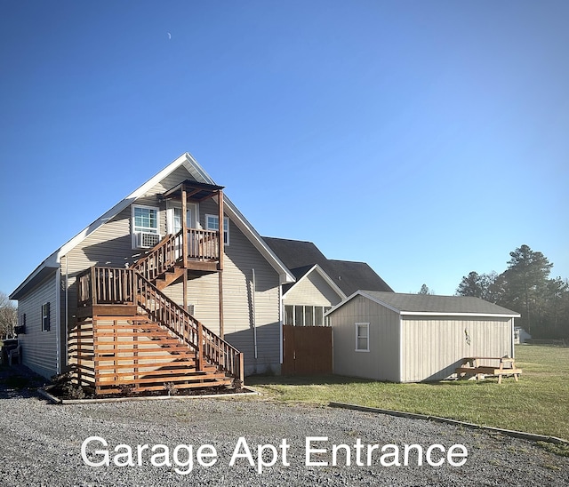 view of front facade featuring a front lawn