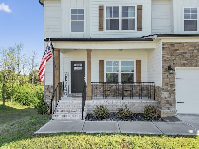 entrance to property featuring covered porch