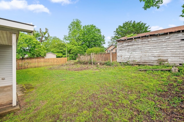 view of yard featuring fence