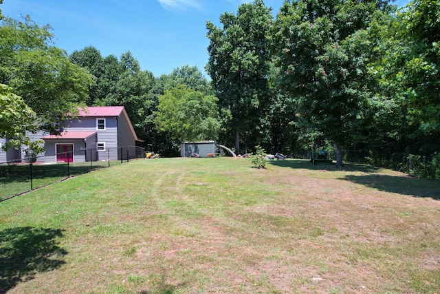 view of yard with a storage shed