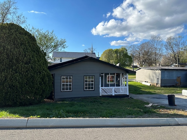 view of front of home with a front lawn