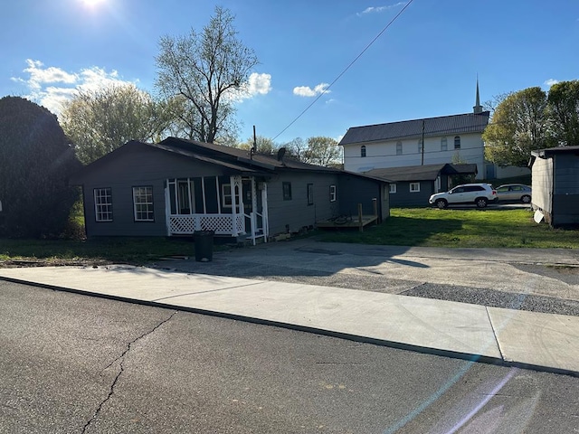 view of front of property featuring a front lawn