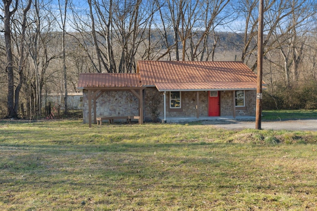 view of front of property with a front lawn