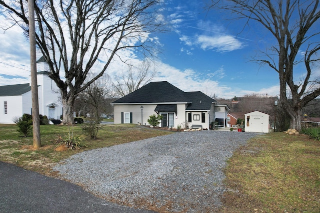 view of front of property featuring a front lawn