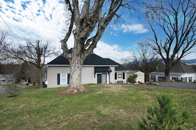 view of front of home featuring a front yard