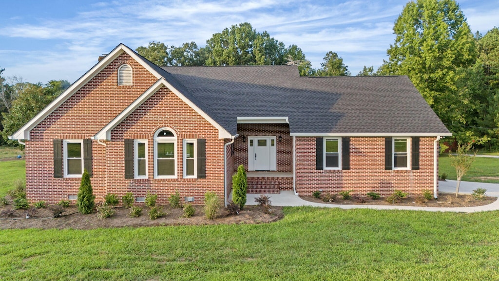 view of front facade featuring a front lawn