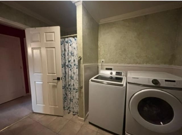 laundry area with light tile patterned floors, ornamental molding, laundry area, and independent washer and dryer