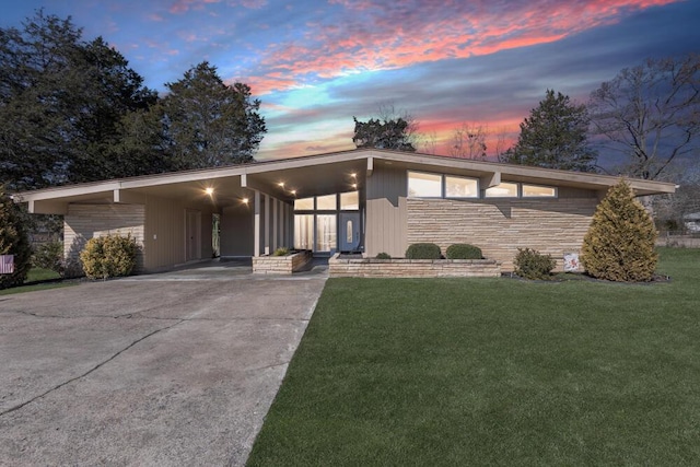 view of front of home with a front lawn and a carport