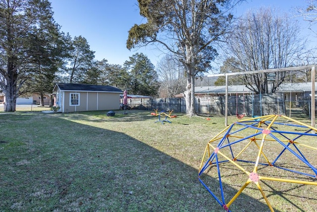 view of yard featuring an outdoor structure