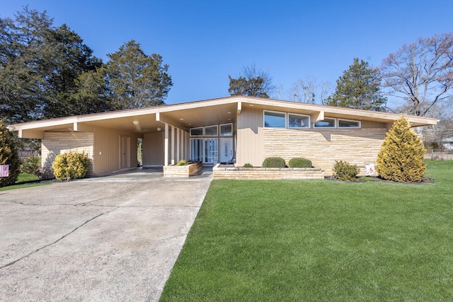 view of front of property featuring a carport and a front lawn