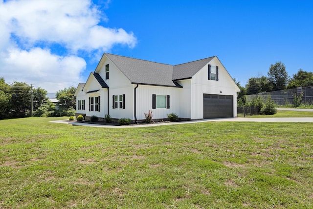 view of front of house featuring a front lawn and a garage