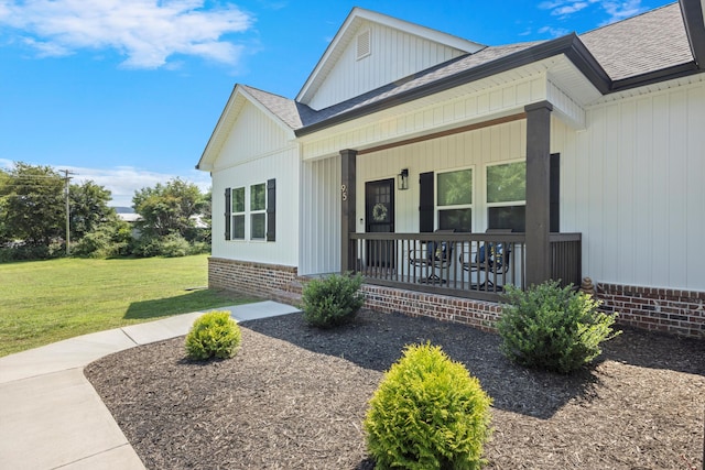 view of front of home featuring a porch and a front yard