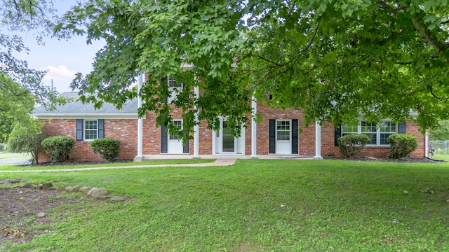 view of front of house with a front lawn