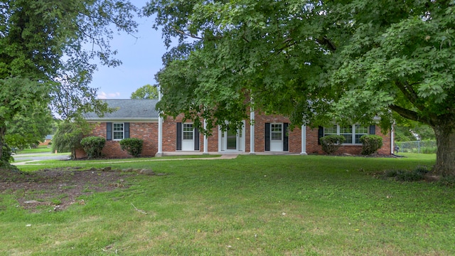 view of front of property featuring a front lawn