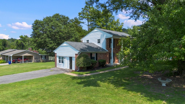 view of front facade featuring a front lawn