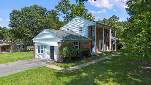 view of front of house featuring a front yard