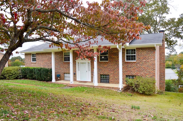 view of front of property with a front yard