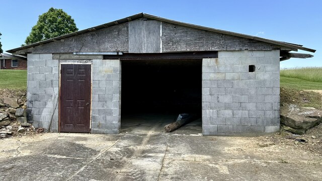 view of outbuilding