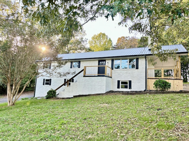 view of front of house featuring a front yard