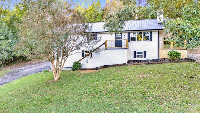 view of front of home featuring a front yard