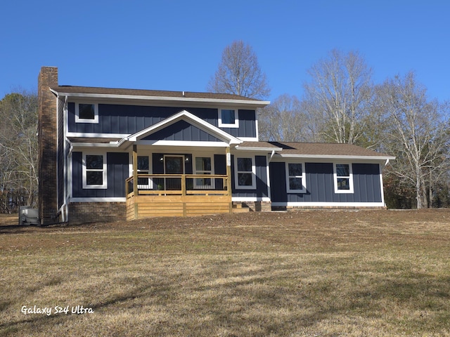 view of front facade featuring covered porch and a front lawn