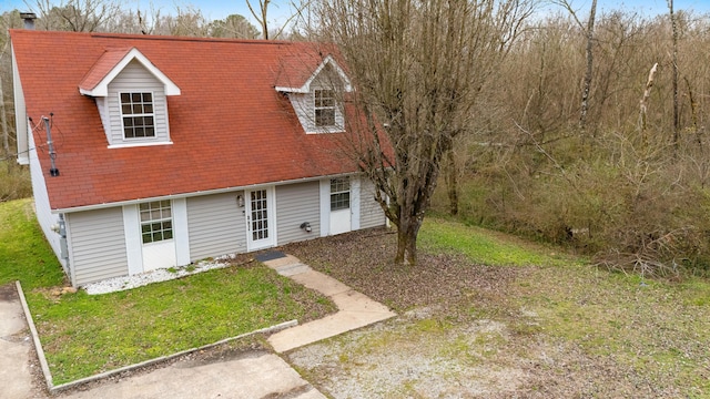 view of front facade featuring a front yard