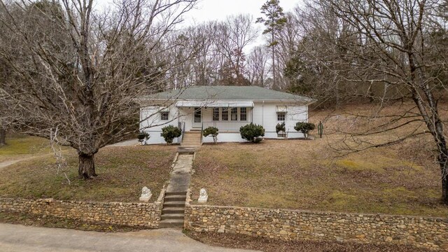 ranch-style home featuring a front lawn