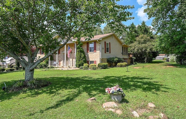 view of front facade with a front yard