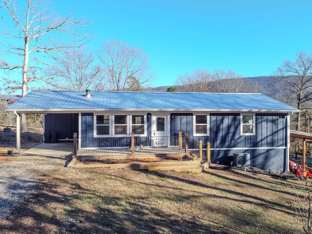 single story home featuring a front yard