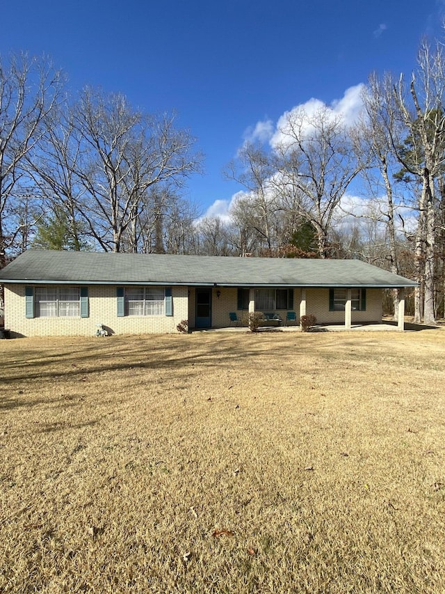 single story home featuring a front yard