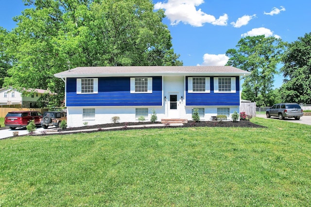bi-level home featuring a front lawn