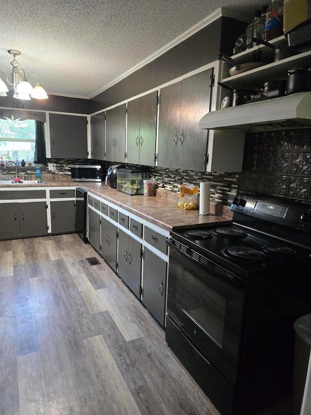 kitchen featuring black range oven, a textured ceiling, light hardwood / wood-style flooring, a notable chandelier, and range hood