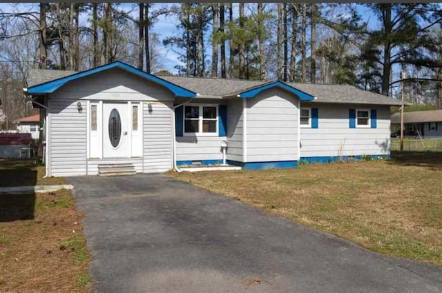 view of front of property featuring a front lawn