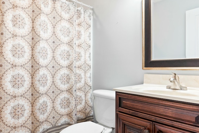 bathroom with a shower with curtain, toilet, and vanity