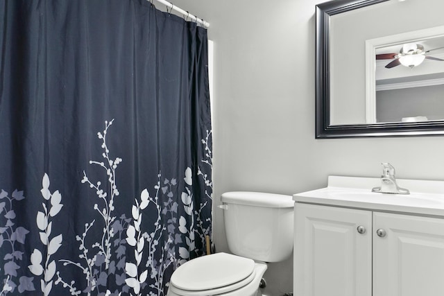 full bath with vanity, toilet, a shower with curtain, and ceiling fan