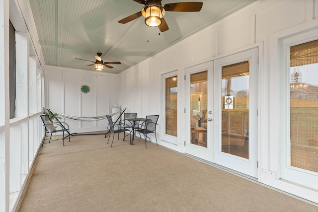 sunroom with ceiling fan