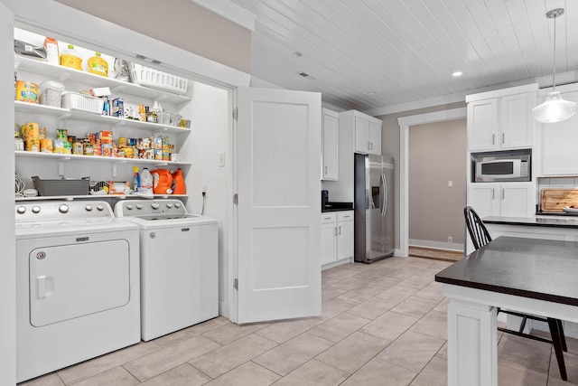 laundry area with wood ceiling and independent washer and dryer