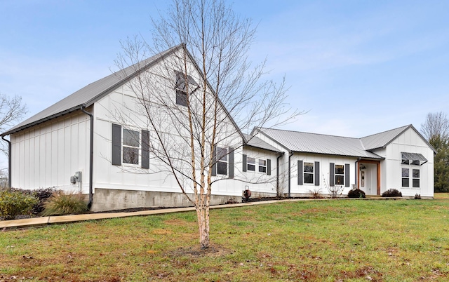 view of front of home with a front lawn