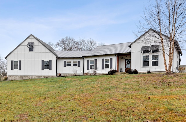 modern farmhouse style home featuring a front lawn