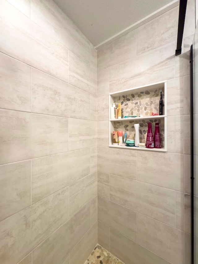 bathroom featuring tiled shower