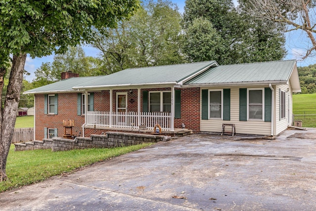 ranch-style house featuring a porch