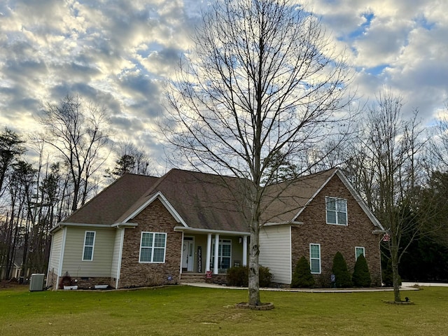 view of front facade featuring central AC and a front lawn