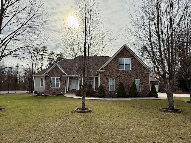 view of front of house featuring a front lawn