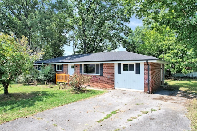 single story home featuring a front yard