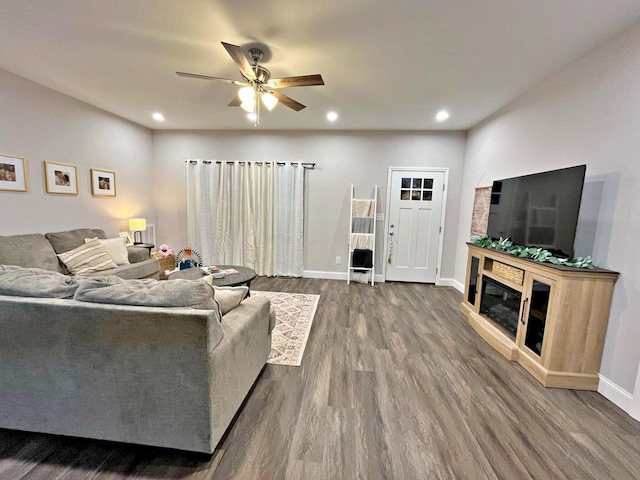 living room with dark wood finished floors, recessed lighting, baseboards, and ceiling fan