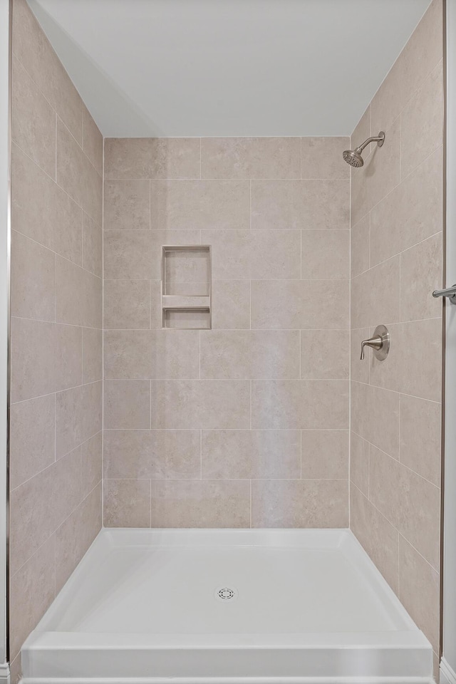 bathroom featuring a tile shower