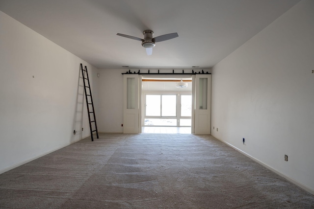 carpeted empty room featuring ceiling fan