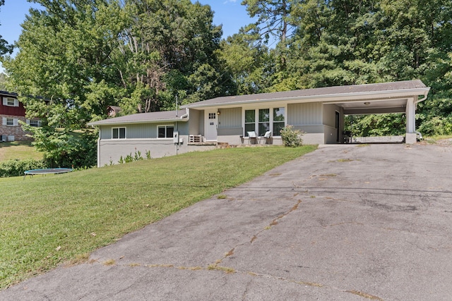 view of front of home featuring a carport and a front yard